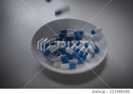 オーバードーズ　ODイメージ　大量の薬を接種する　薬物過剰摂取　ストレス　鬱病　若年層　社会問題 121486386