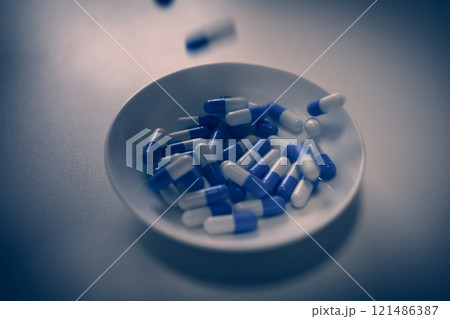 オーバードーズ ODイメージ 大量の薬を接種する 薬物過剰摂取 ストレス 鬱病 若年層 社会問題 オーバードーズ ODイメージ 大量の薬を接種する 薬物過剰摂取 ストレス 鬱病 若年層 社会問題 121486387