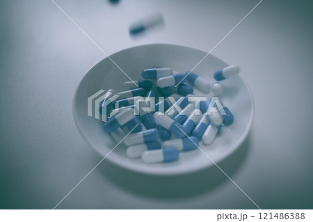 オーバードーズ ODイメージ 大量の薬を接種する 薬物過剰摂取 ストレス 鬱病 若年層 社会問題 オーバードーズ ODイメージ 大量の薬を接種する 薬物過剰摂取 ストレス 鬱病 若年層 社会問題 121486388