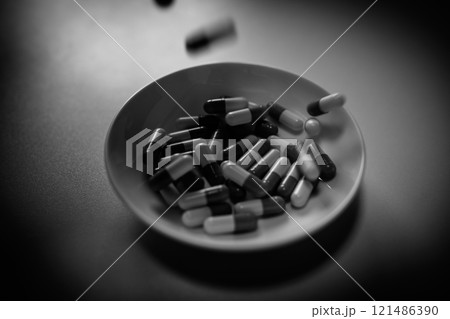 オーバードーズ　ODイメージ　大量の薬を接種する　薬物過剰摂取　ストレス　鬱病　若年層　社会問題 121486390