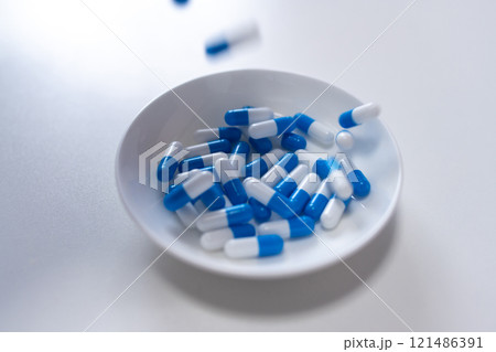 零れ落ちる薬 薬価 消費される大量のカプセル オーバードーズ ODイメージ 大量の薬を接種する 零れ落ちる薬 薬価 消費される大量のカプセル オーバードーズ ODイメージ 大量の薬を接種する 121486391