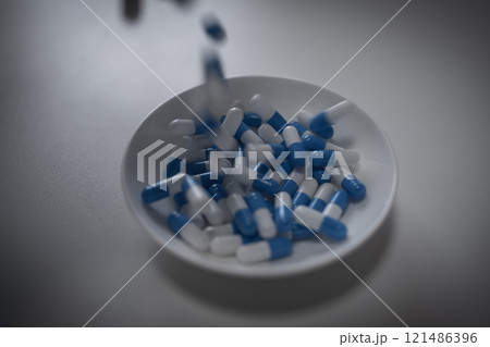 オーバードーズ ODイメージ 大量の薬を接種する 薬物過剰摂取 ストレス 鬱病 若年層 社会問題 オーバードーズ ODイメージ 大量の薬を接種する 薬物過剰摂取 ストレス 鬱病 若年層 社会問題 121486396