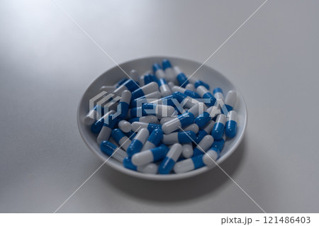 オーバードーズ ODイメージ 大量の薬を接種する 薬物過剰摂取 ストレス 鬱病 若年層 社会問題 オーバードーズ ODイメージ 大量の薬を接種する 薬物過剰摂取 ストレス 鬱病 若年層 社会問題 121486403