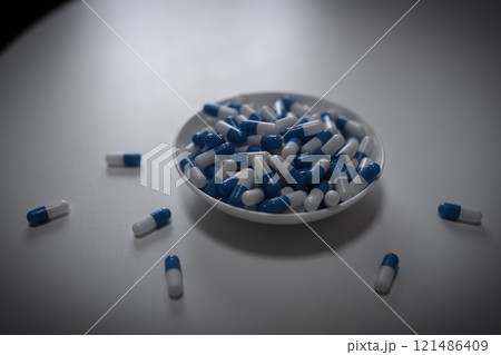 オーバードーズ　ODイメージ　大量の薬を接種する　薬物過剰摂取　ストレス　鬱病　若年層　社会問題 121486409