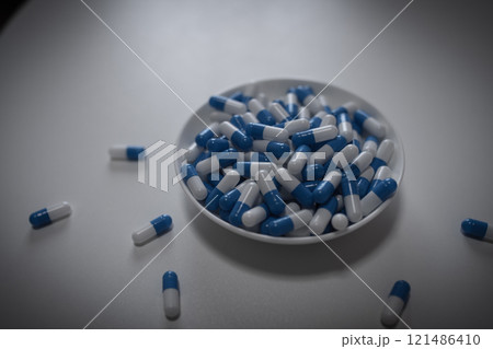 オーバードーズ　ODイメージ　大量の薬を接種する　薬物過剰摂取　ストレス　鬱病　若年層　社会問題 121486410