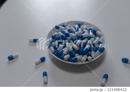 オーバードーズ ODイメージ 大量の薬を接種する 薬物過剰摂取 ストレス 鬱病 若年層 社会問題 オーバードーズ ODイメージ 大量の薬を接種する 薬物過剰摂取 ストレス 鬱病 若年層 社会問題 121486412