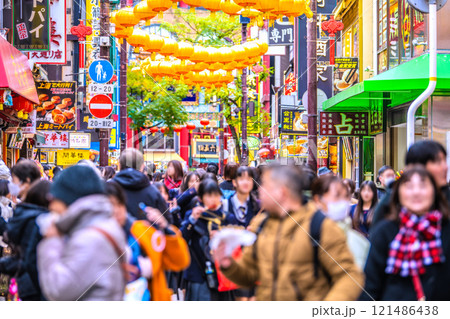 日本の横浜都市景観 2025春節燈花。賑わう中華街大通り…楽しい食べ歩き…青春…未来に幸あれ… 121486438