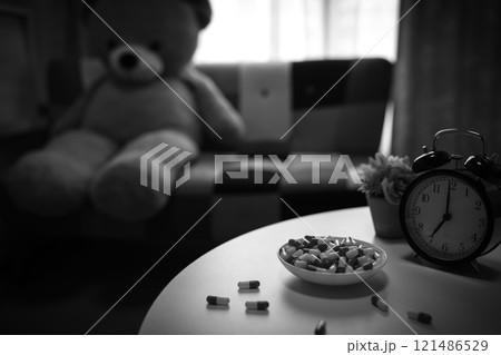 オーバードーズ　ODイメージ　大量の薬を接種する　薬物過剰摂取　ストレス　鬱病　若年層　社会問題 121486529