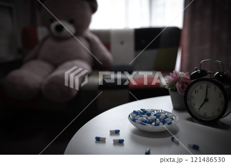 オーバードーズ　ODイメージ　大量の薬を接種する　薬物過剰摂取　ストレス　鬱病　若年層　社会問題 121486530