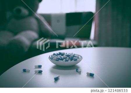 オーバードーズ ODイメージ 大量の薬を接種する 薬物過剰摂取 ストレス 鬱病 若年層 社会問題 オーバードーズ ODイメージ 大量の薬を接種する 薬物過剰摂取 ストレス 鬱病 若年層 社会問題 121486533