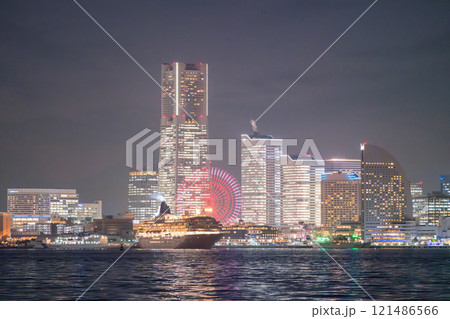 《神奈川県》出港する豪華客船と横浜の夜景 121486566