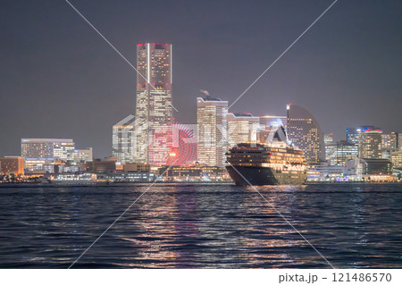 《神奈川県》出港する豪華客船と横浜の夜景 121486570