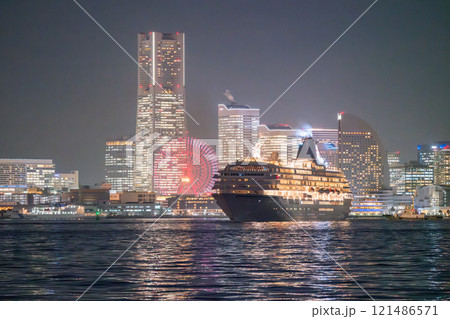 《神奈川県》出港する豪華客船と横浜の夜景 《神奈川県》出港する豪華客船と横浜の夜景 121486571
