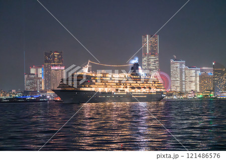 《神奈川県》出港する豪華客船と横浜の夜景 121486576