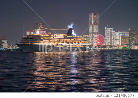 《神奈川県》出港する豪華客船と横浜の夜景 121486577
