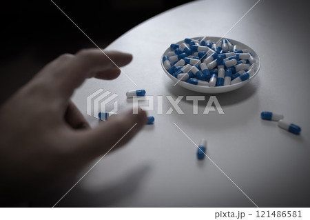 オーバードーズ ODイメージ 大量の薬を接種する手 薬物過剰摂取 ストレス 鬱病 若年層 社会問題 オーバードーズ ODイメージ 大量の薬を接種する手 薬物過剰摂取 ストレス 鬱病 若年層 社会問題 121486581