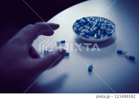 オーバードーズ ODイメージ 大量の薬を接種する手 薬物過剰摂取 ストレス 鬱病 若年層 社会問題 オーバードーズ ODイメージ 大量の薬を接種する手 薬物過剰摂取 ストレス 鬱病 若年層 社会問題 121486582