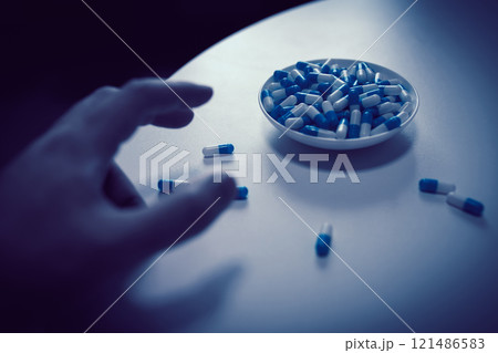 オーバードーズ ODイメージ 大量の薬を接種する手 薬物過剰摂取 ストレス 鬱病 若年層 社会問題 オーバードーズ ODイメージ 大量の薬を接種する手 薬物過剰摂取 ストレス 鬱病 若年層 社会問題 121486583