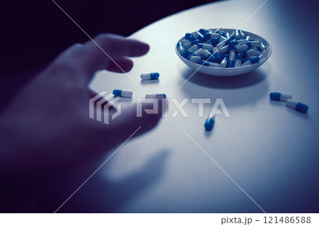 オーバードーズ ODイメージ 大量の薬を接種する手 薬物過剰摂取 ストレス 鬱病 若年層 社会問題 オーバードーズ ODイメージ 大量の薬を接種する手 薬物過剰摂取 ストレス 鬱病 若年層 社会問題 121486588