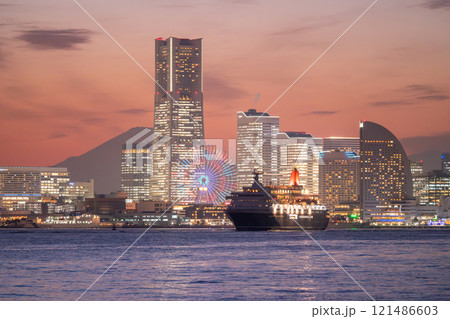 《神奈川県》出港するにっぽん丸と横浜の夜景 121486603