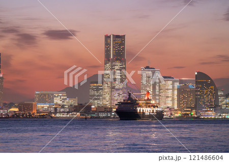 《神奈川県》出港するにっぽん丸と横浜の夜景 121486604