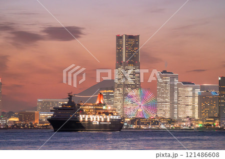 《神奈川県》出港するにっぽん丸と横浜の夜景 《神奈川県》出港するにっぽん丸と横浜の夜景 121486608