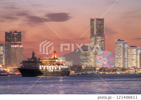 《神奈川県》出港するにっぽん丸と横浜の夜景 121486611