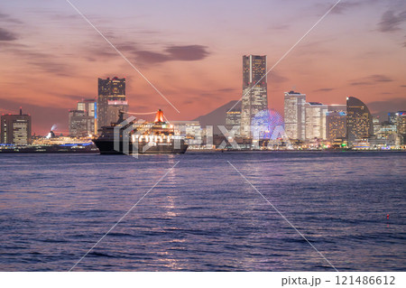 《神奈川県》出港するにっぽん丸と横浜の夜景 《神奈川県》出港するにっぽん丸と横浜の夜景 121486612