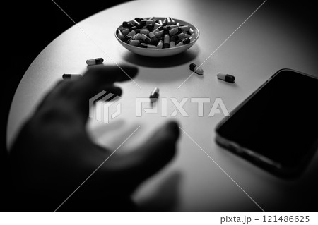オーバードーズ ODイメージ 大量の薬を接種する手 薬物過剰摂取 ストレス 鬱病 若年層 社会問題 オーバードーズ ODイメージ 大量の薬を接種する手 薬物過剰摂取 ストレス 鬱病 若年層 社会問題 121486625