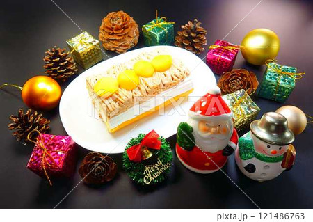 クリスマスケーキ　クリスマス　サンタクロース 121486763