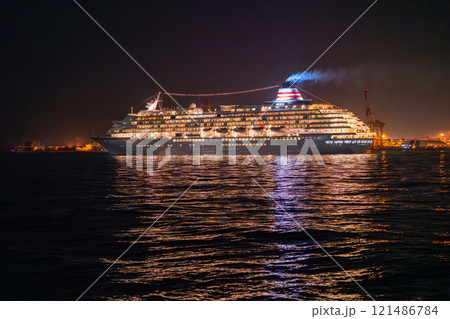 《神奈川県》出港する豪華客船・横浜港 121486784