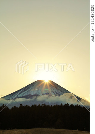 静岡県　朝霧高原からのダイヤモンド富士 121486829