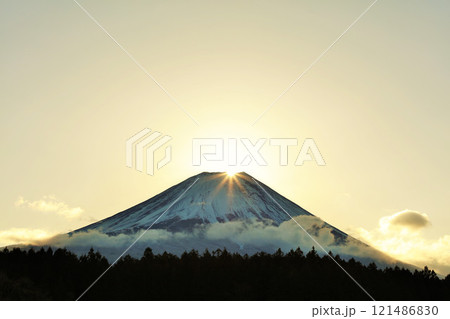 静岡県　朝霧高原からのダイヤモンド富士 121486830