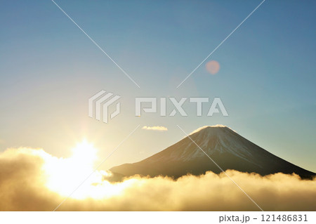 夜明けの太陽と雲海　そして富士山 121486831