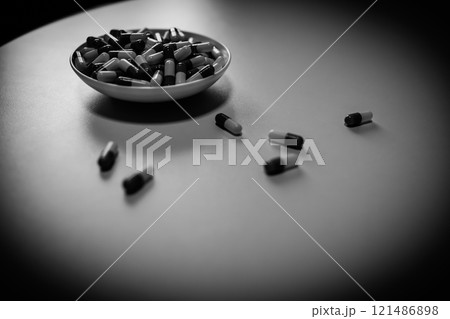 オーバードーズ　ODイメージ　大量の薬を接種する　薬物過剰摂取　ストレス　鬱病　若年層　社会問題 121486898