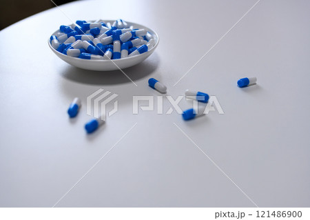 オーバードーズ　ODイメージ　大量の薬を接種する　薬物過剰摂取　ストレス　鬱病　若年層　社会問題 121486900