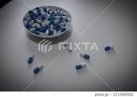 オーバードーズ　ODイメージ　大量の薬を接種する　薬物過剰摂取　ストレス　鬱病　若年層　社会問題 121486902