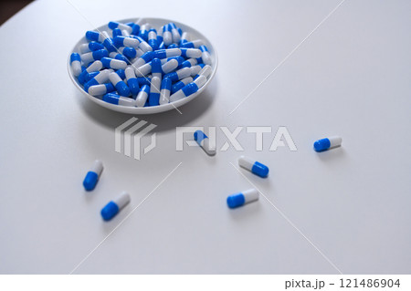 オーバードーズ ODイメージ 大量の薬を接種する 薬物過剰摂取 ストレス 鬱病 若年層 社会問題 オーバードーズ ODイメージ 大量の薬を接種する 薬物過剰摂取 ストレス 鬱病 若年層 社会問題 121486904