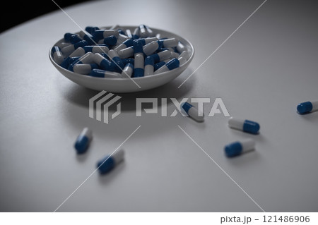 オーバードーズ ODイメージ 大量の薬を接種する 薬物過剰摂取 ストレス 鬱病 若年層 社会問題 オーバードーズ ODイメージ 大量の薬を接種する 薬物過剰摂取 ストレス 鬱病 若年層 社会問題 121486906