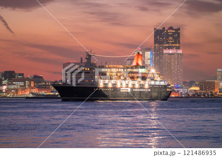 《神奈川県》出港するにっぽん丸と横浜の夜景 《神奈川県》出港するにっぽん丸と横浜の夜景 121486935