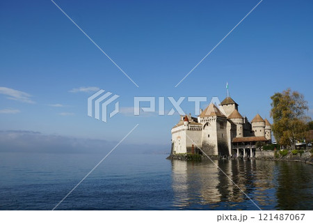 シヨン城とレマン湖　モントルー、スイス 121487067