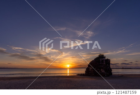 〈島根県〉出雲大社 海に沈む夕日と稲佐の浜と弁天島 10月 〈島根県〉出雲大社 海に沈む夕日と稲佐の浜と弁天島 10月 121487159