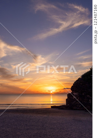 〈島根県〉出雲大社　海に沈む夕日と稲佐の浜と弁天島　10月 121487160