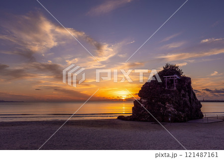 〈島根県〉出雲大社 海に沈む夕日と稲佐の浜と弁天島 10月 〈島根県〉出雲大社 海に沈む夕日と稲佐の浜と弁天島 10月 121487161