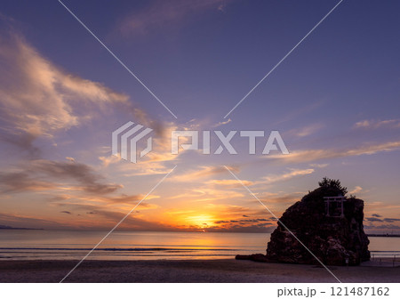 〈島根県〉出雲大社　海に沈む夕日と稲佐の浜と弁天島　10月 121487162