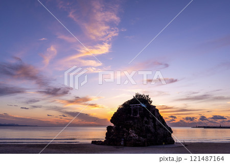 〈島根県〉出雲大社　海に沈む夕日と稲佐の浜と弁天島　10月 121487164