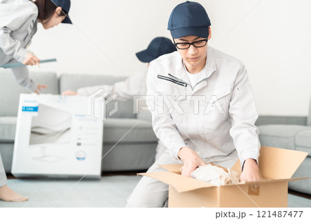 引越しの荷造りをする業者スタッフ 121487477