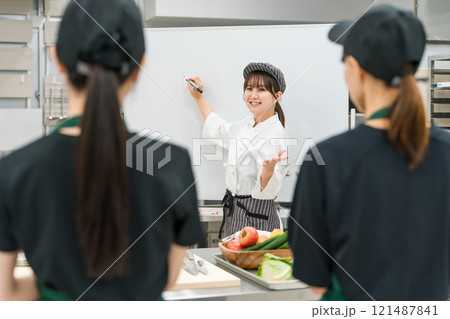 調理師のセミナー・勉強会で教える講師の女性 121487841
