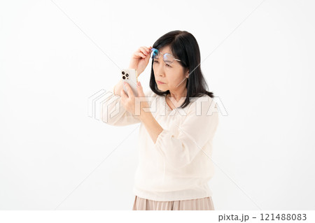女性 シニア スマホ 老眼 女性 シニア スマホ 老眼 121488083
