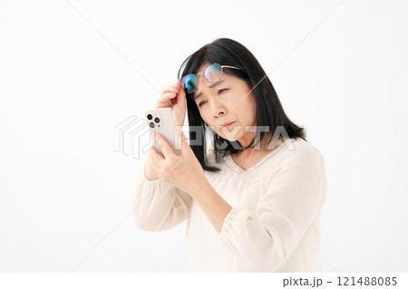 女性 シニア スマホ 老眼 女性 シニア スマホ 老眼 121488085